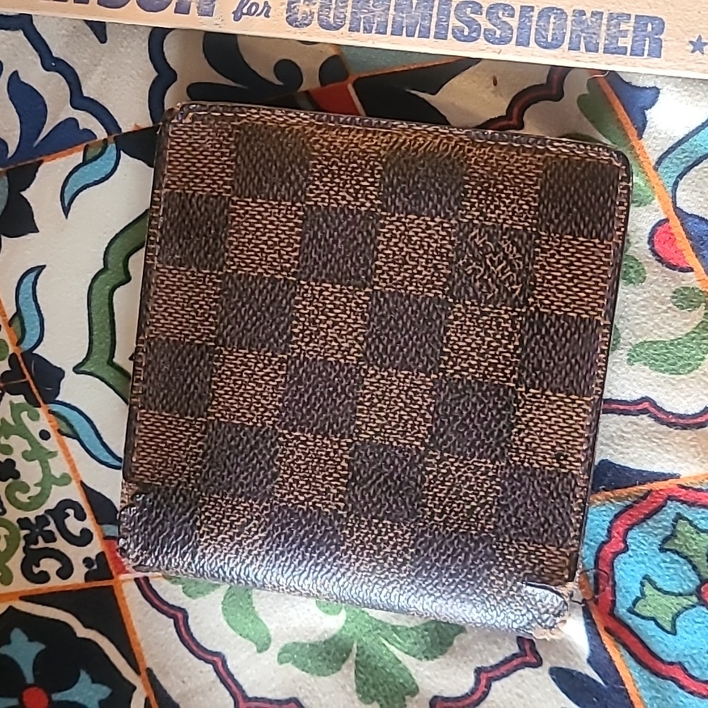 Louis Vuitton bifold Ebene Damier wallet has flaws